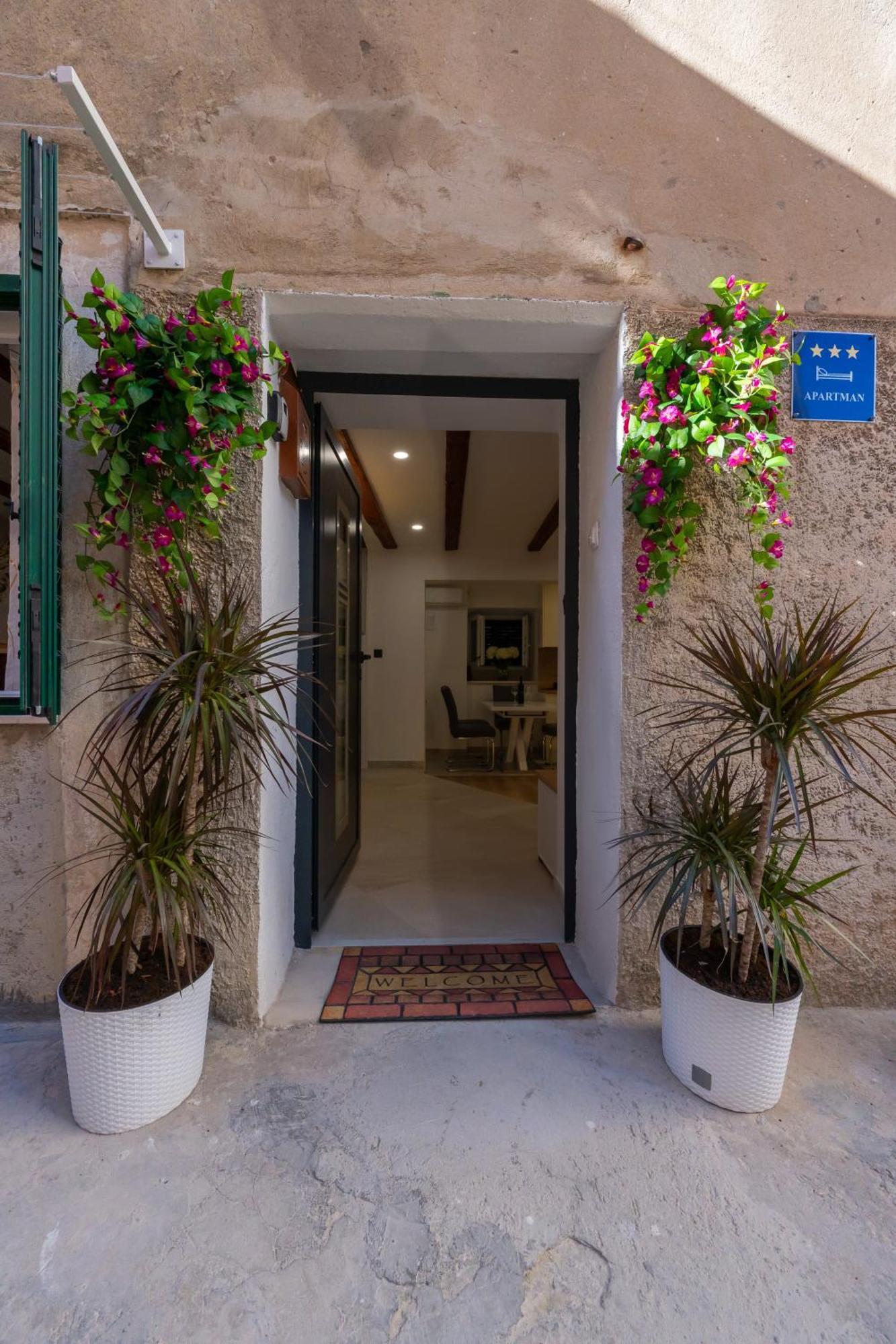 Апартаменты Bernard Deluxe Renovated Peaceful Old Town Gem Сплит Экстерьер фото