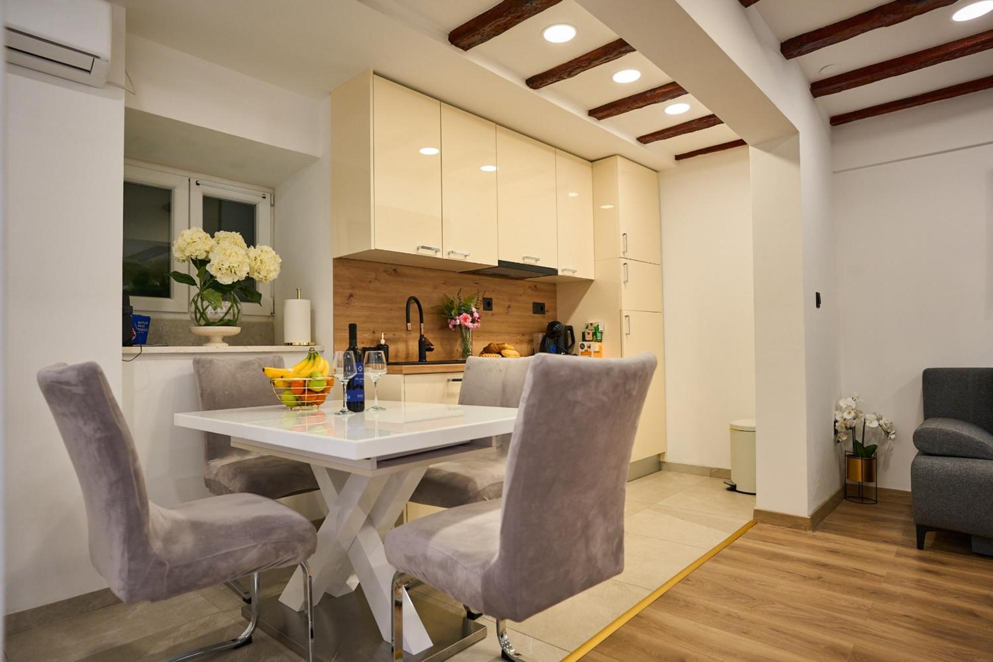 Апартаменты Bernard Deluxe Renovated Peaceful Old Town Gem Сплит Экстерьер фото